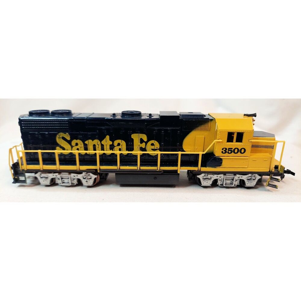 LIFE-LIKE DIESEL LOCOMOTIVE SANTA FE #3500 GP-38 HO Lighted Warbonnet *Runs Well